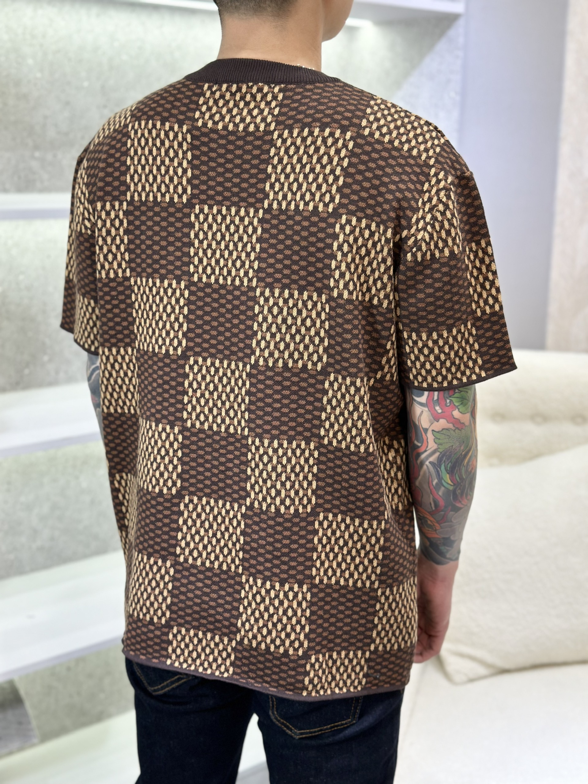 Áo phông T-shirt len Louis Vuitton LV Nâu họa tiết caro logo LV đính đá thêu ngực Like Auth on web VTN